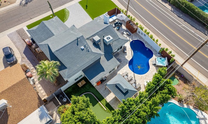Scottsdale Casa | Sol Villa-Old Town Scottsdale! 7 BR. Pool, Jacuzzi, Putting Green, Game Room