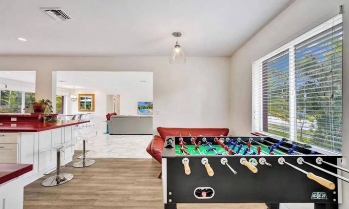 Hollywood Lakes Casa | Solar Paradise — Luxury Hollywood Lakes House w/Heated Pool & Jacuzzi
