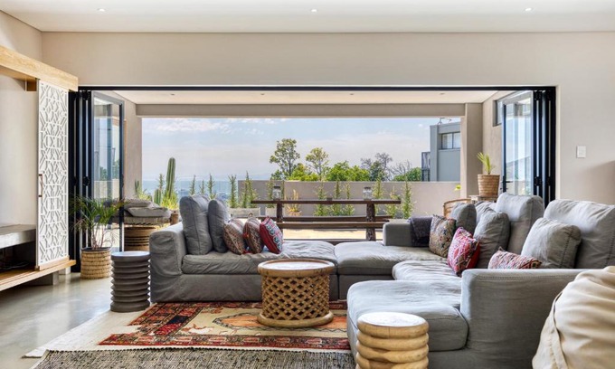 Cape Town City Centre Villa | Solar-Powered Mountain Retreat with Natural Pool