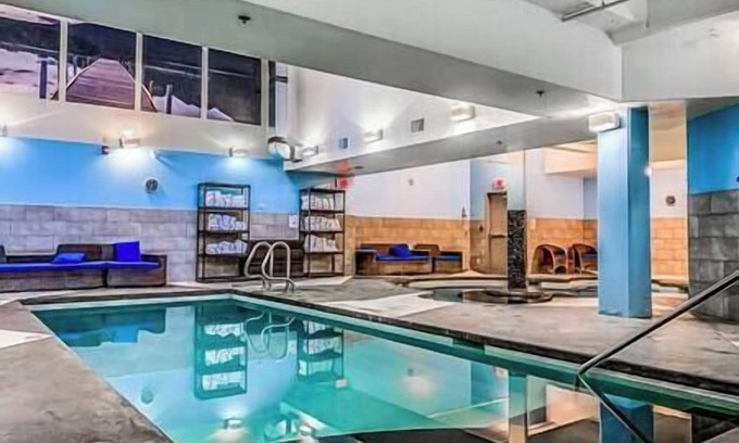 Canmore Complejo | Solara 102 - 2 Bedroom Condo - Pool / Hot Tub /GYM @ Solara