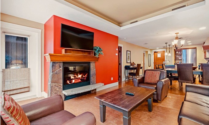 Canmore Condominio | Solara Luxury King & Queen beds, 2 bathrooms, Pool/Hot Tub, Parking