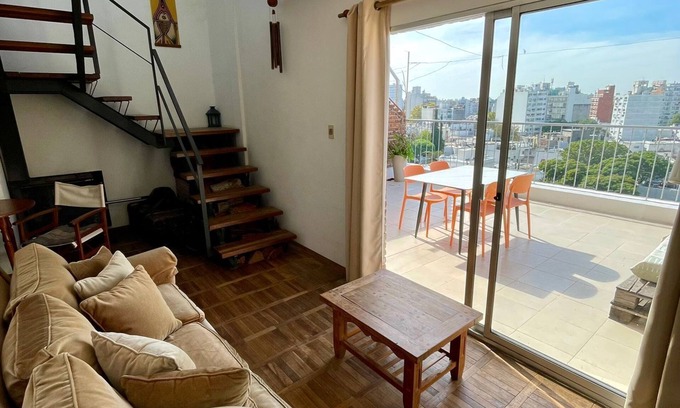 Pocitos Apartamento | Soleado Penthouse duplex cerca de la playa y el parque