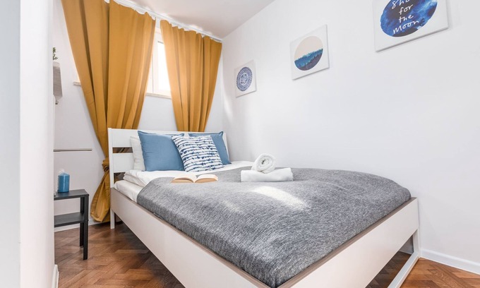 Srodmiescie Apartamento | Solec 79 | Bright Warsaw Apartment | Two Bedrooms