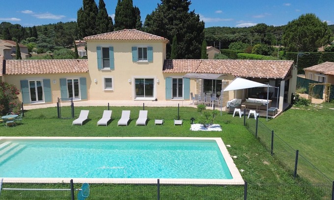 Piolenc Villa | Soleil de Provence is a beautiful holiday home with a fenced private pool