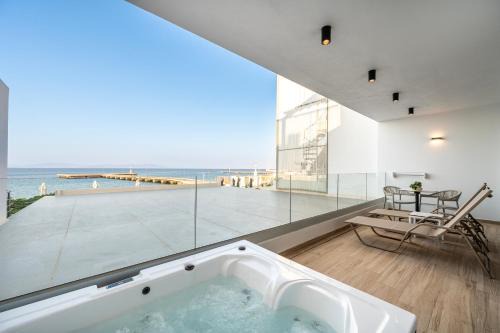 Kos Apartamento | SoleLuna 1-On the Beach-Hot Tub-Smart Home
