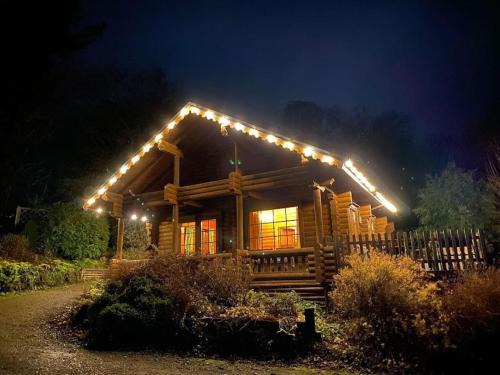 Aymestrey Apartamento | Solid Log Cabin With Private Hot Tub - Oak