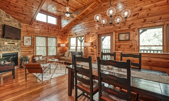 Gatlinburg Cabina | ☀Someday Cabin! Pet Friendly✔HotTub✔Game Room✔Grill✔