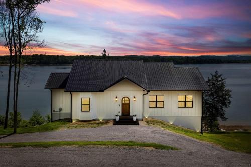 Dandridge Casa | Someday Cottage Luxury Lakefront Views for 6 withPool & Billiards