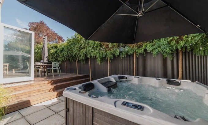 Somerfield Casa | Somerfield Statement - Bold 3BR House on Barrington