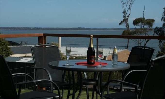 Somers Apartamento | Somers alojamiento de vacaciones, con impresionantes vistas al mar balcón y jardín privado