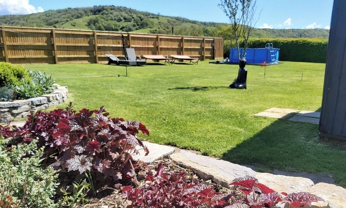 Compton Dundon Cabaña | Somerset, detached cottage, large enclosed garden, hot tub, pet friendly!
