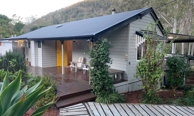 Somerset Dam Casa | Somertime Cottage - Relax with family & friends 4 bed, 2 bath house sleeping ten