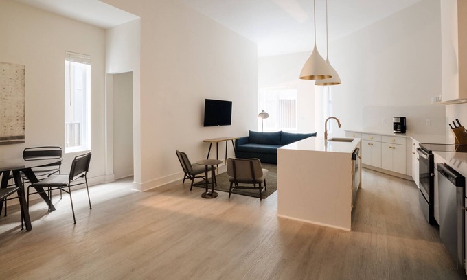 Five Points Apartamento | Sonder The Hideaway | Four-Bedroom Apartment w/ Balcony