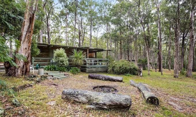 Lakes Entrance Cabaña | Nestled in a peaceful bush setting lies this tranquil log cabin getaway