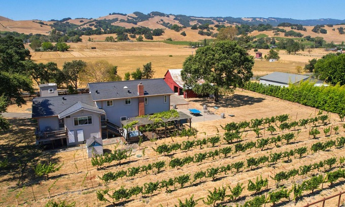 Sonoma Casa | Sonoma Vineyard Escape - Family home w/Hot Tub