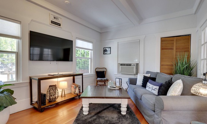 Santa Rosa Cabaña | Sonoma Wine Country Cottage w/ Patio + Fire Pit!
