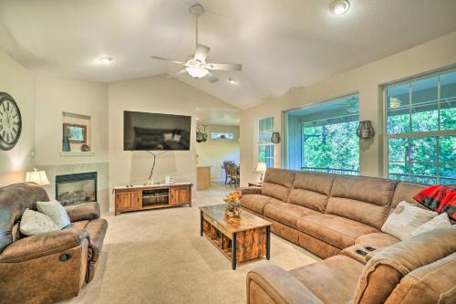 Phoenix Lake-Cedar Ridge Casa | Sonora Home with Pool Table, Grill and 2 Balconies