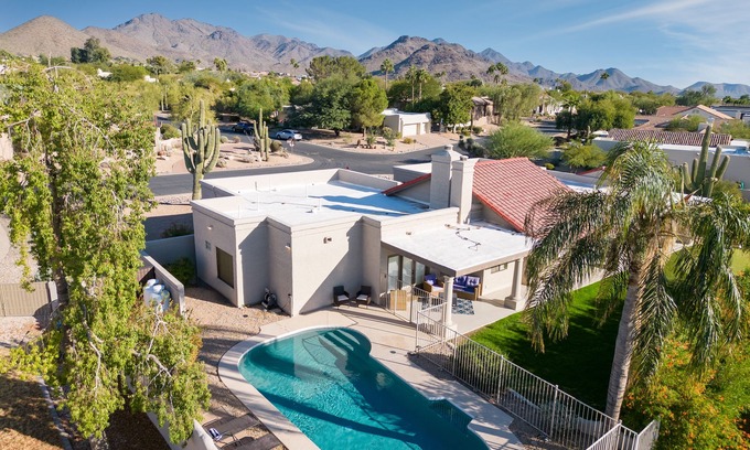 Pinnacle Peak Shadows Villa | Sonoran Sunshine by AvantStay | Entertainers Wonderland w/ Putting Green & Pool