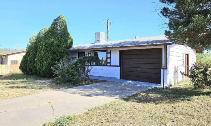 Pomerene Casa | Soothing 3-bedroom house in charming mature neighborhood in Benson