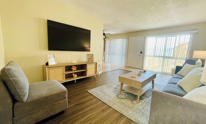 Redondo Beach Apartamento | Soothing Beach Apartment in Redondo Beach…20 steps to Ocean!