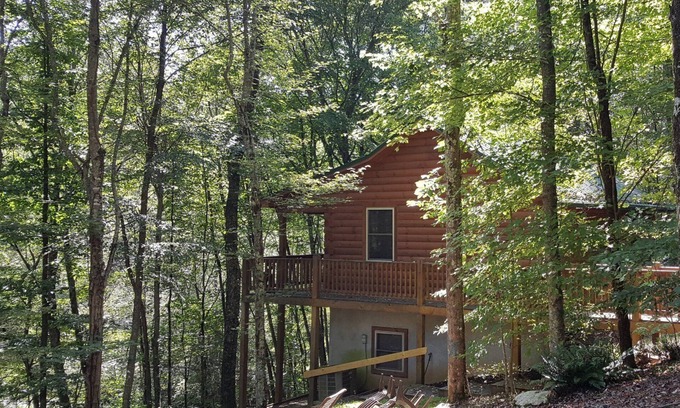 Hillsville Cabina | Los rápidos relajantes esperan en Buck Creek Cabin, en Parkway / I-77, cerca de Fancy Gap, VA
