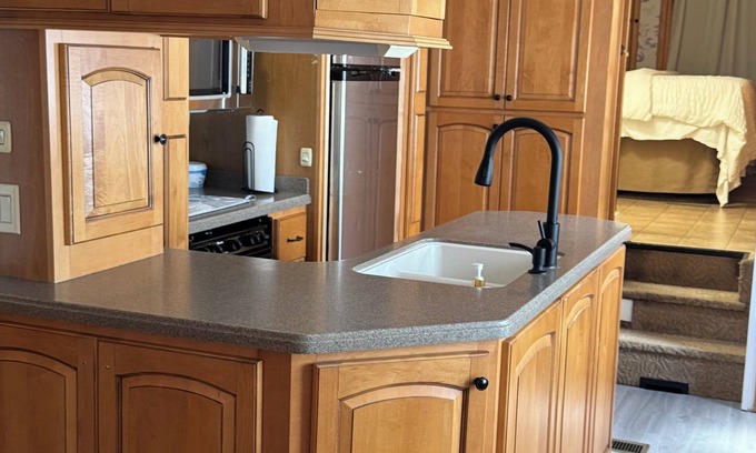 Largo Casa | Soothing RV with AC in Largo