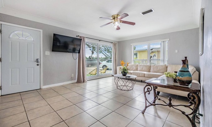 Bayou Shores Casa | Soothing townhome with PRIVATE DOCK & KAYAKS in St. Petersburg