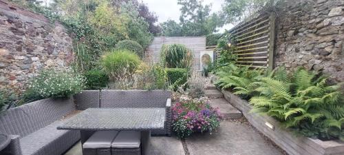 Sutton Apartamento | Sophisticated Seafront 3BD Suntrap Landscaped Yard