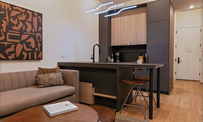 Logan Square Apartamento | Sosuite | Corner 1BR Apt w Roof Deck, Gym, Laundry
