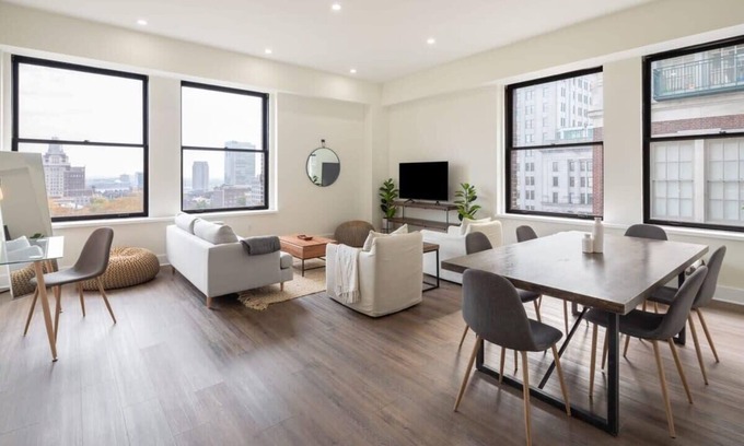 Center City East Apartamento | Sosuite | Corner 3BR Apt w Park View, W/D, Gym