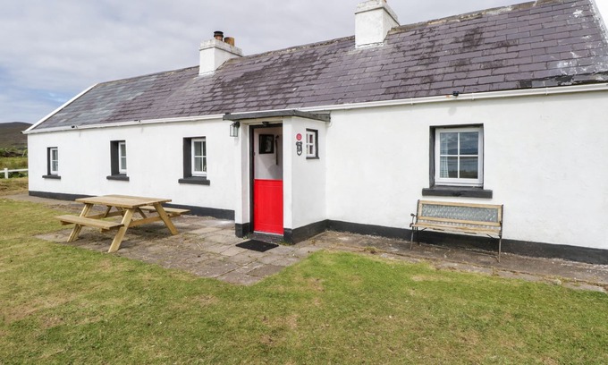 Achill Sound Cabaña | SOUND COTTAGE, pet friendly in Achill Island, County Mayo