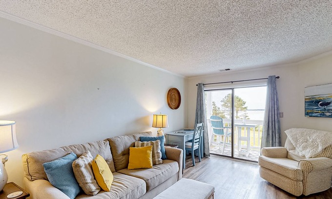 Manteo Condominio | Sound-front, 2nd-floor condo with balcony & on-site gazebo - dogs welcome
