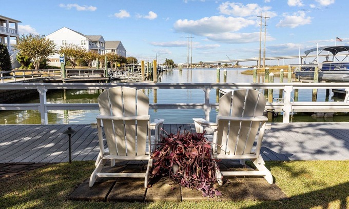 Morehead City Apartamento | Sound Side Studio Apartment with Boat Slip (Bridgeview on Broad)