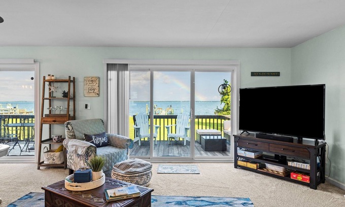 Carteret County Casa | SOUNDFRONT HOME IN BEAUFORT – 3BD/2BA WITH PRIVATE DOCK
