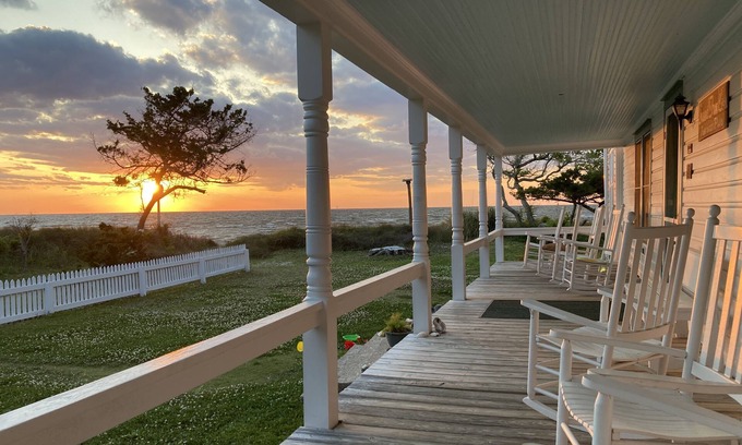 Ocracoke Casa | Disfrutar de puestas de sol en esta amplia antiguo situado junto a Pamlico Sound, completo con una playa.