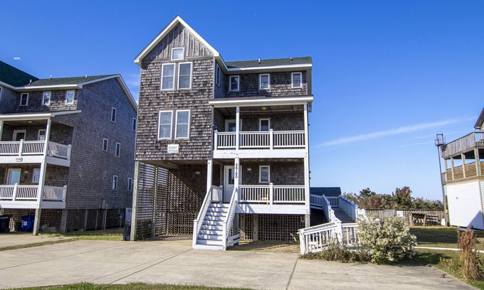 Waves Casa | Soundfront, Shared Dock and Pier, Elevator, Private Pool, Hot Tub