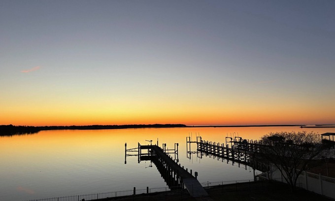 Colington Casa | Soundfront Sunsets! - Huge 6-bedroom/5 bath house - sleeps 15 comfortably!