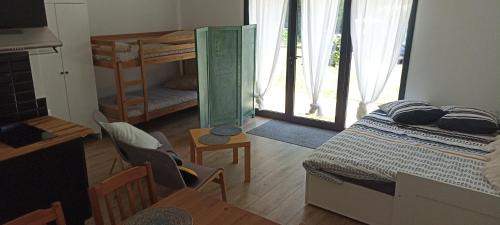 Roaillan Casa | Sous l'arbre aux papillons