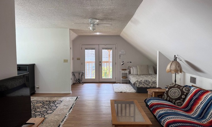 Bouldin Casa | South 6th bungalow walkable to ACL, Zilker, downtown and south congress