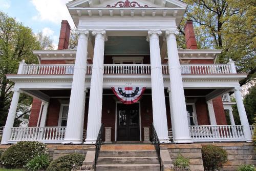 Scottdale Apartamento | South Broadway Manor B&B - Near Fallingwater, Ohiopyle State Park, Hiking & Biking trails GAP