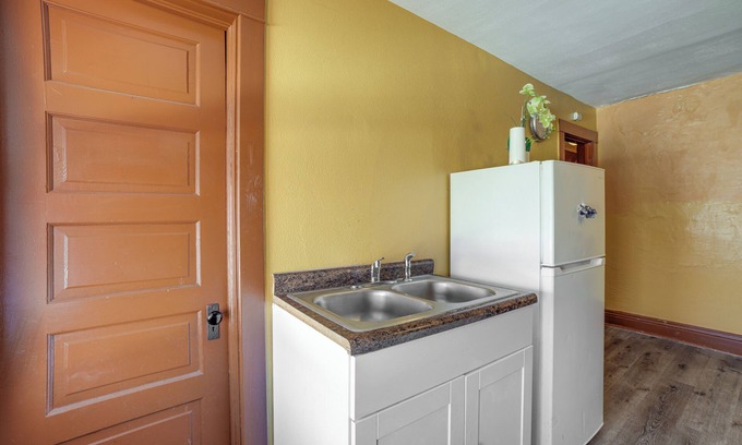 South Chicago Heights Apartamento | South Chicago Heights Apt: Pets Welcome!