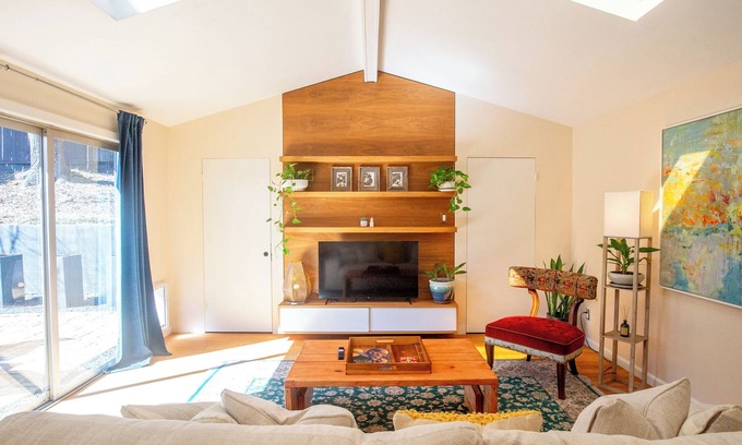 Dawson Casa | South Congress Retreat - A Vibey Stay Close to Bars, Shops, Music Venues & Hikes