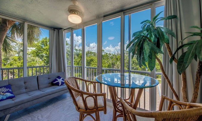 South Island Condominio | South-end 2-bedroom FMB condo across the street from the beach