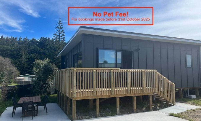 Waitarere Beach Casa | South End Sanctuary, 250m from forest & beach entrance. Pet Friendly!