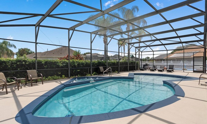 West Kissimmee Casa | South Facing Pool Hot Tub Themed Rooms Home Theater Swingset Splash Pad BBQ