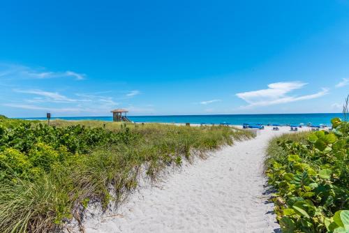 Deerfield Beach Casa | South Florida Spacious Oasis 4BR Retreat with 2 King Beds, Amazing Pool, near Beaches