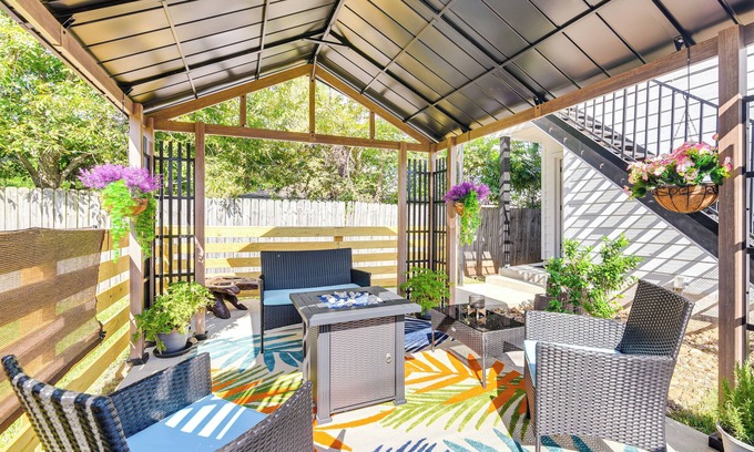 South Houston Casa | South Houston Townhome w/ Patio & Gas Grill!