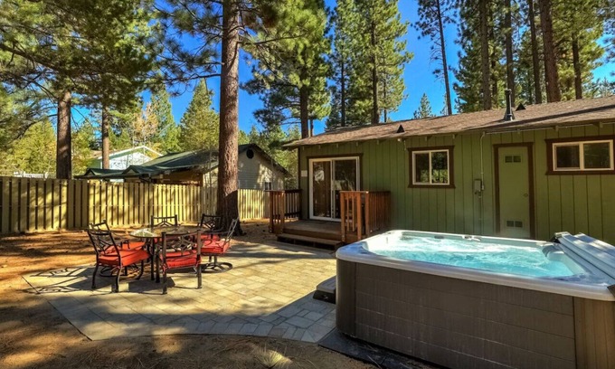 North Upper Truckee Casa | South Lake Tahoe Romantic Getaway + Hot Tub + Pets