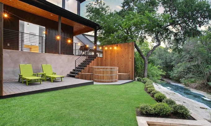 South Lamar Apartamento | South Lamar Luxe Creekside Retreat w/ Hot Tub