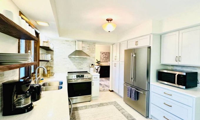 South St. Paul Casa | South Saint Paul 5 Bedroom - Kraft Gallery by Minne-Getaway